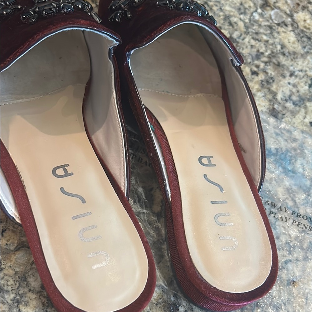 UNISA Velvet Beaded Mule Sz 9.5 Elegant Burgundy Embellished Women's House Shoe - Picture 2 of 3